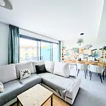 Oasis 325 Premium Sea & Mountains View